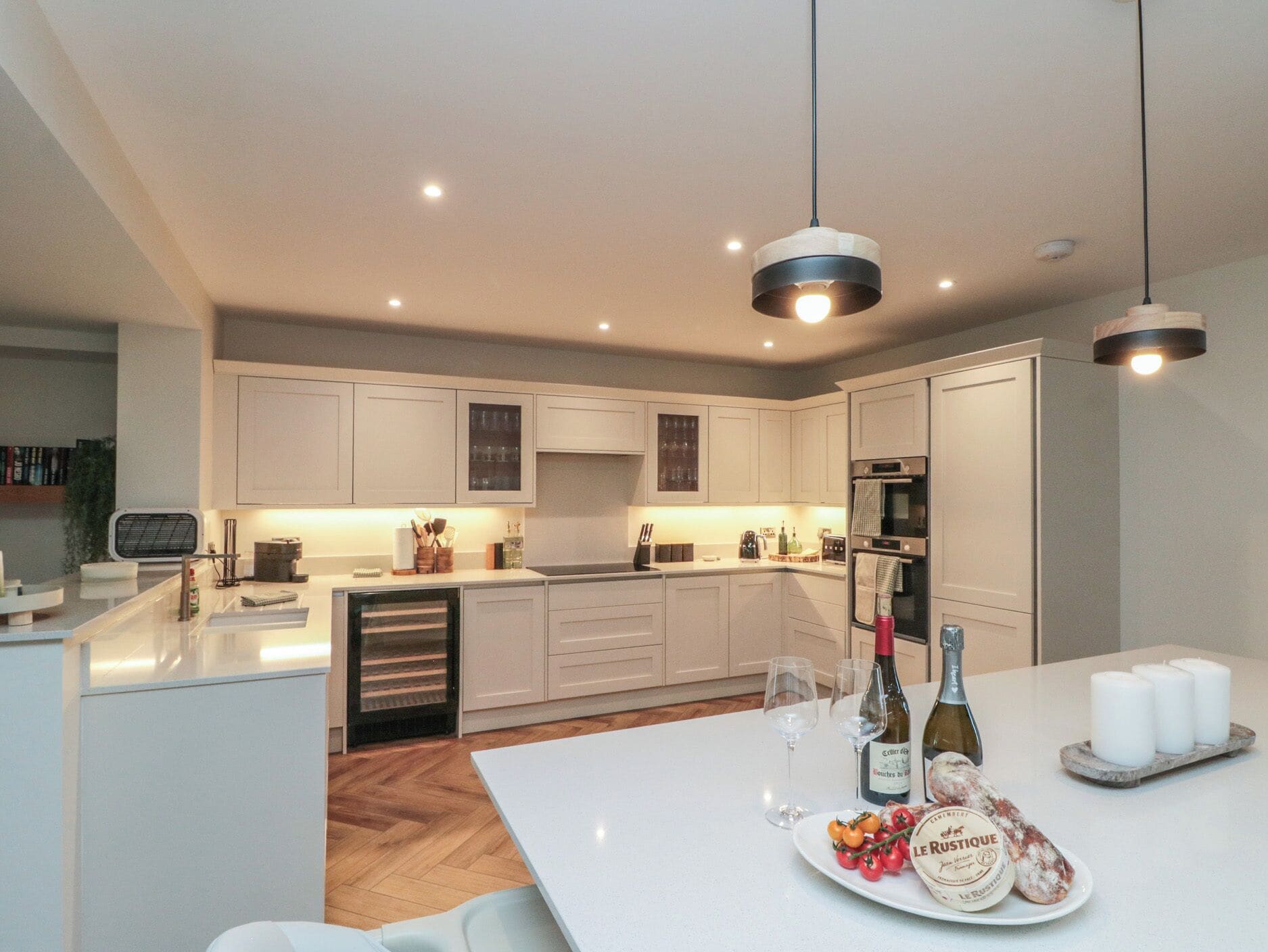 Cottage | Private kitchen | Dishwasher, cookware/dishes/utensils