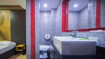 Deluxe Double Room | Bathroom | Free toiletries, hair dryer, towels, soap