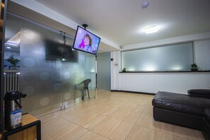 Lobby sitting area - Hotel Kalifornia (Bello)