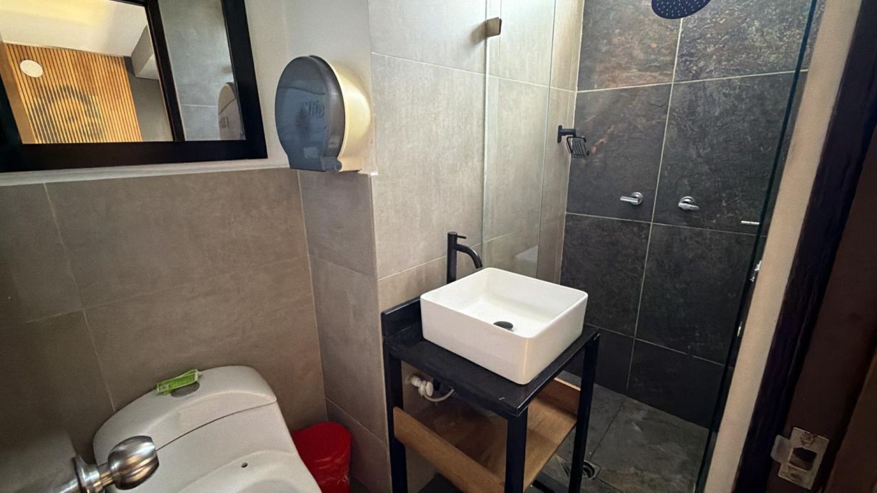 Un baño con lavamanos blanco, bañera, ducha y espejo.