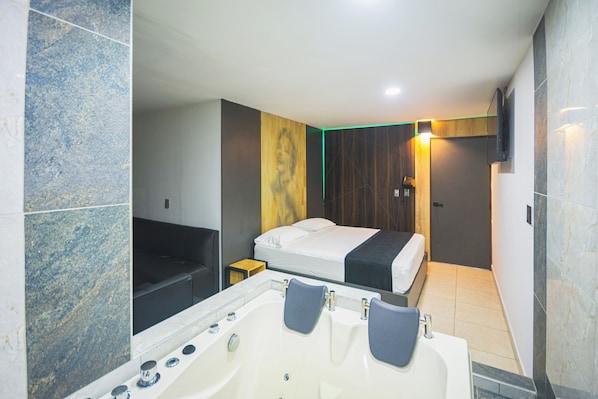 Suite – deluxe, balkong, byutsikt | Minibar, wi-fi (inkludert) og sengetøy
