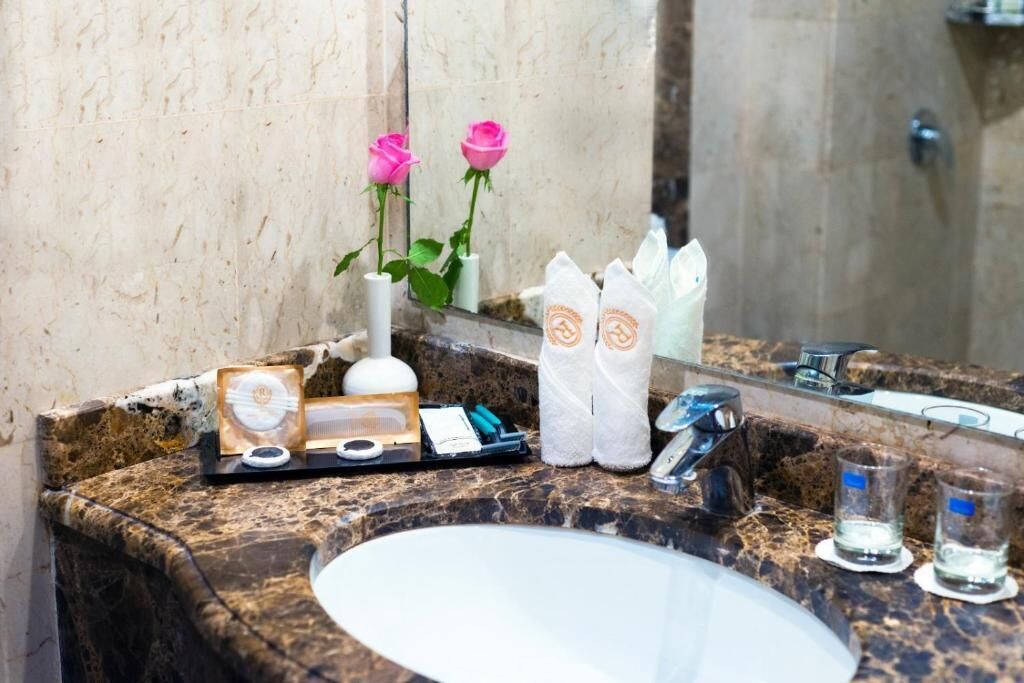 Twin Room | Bathroom | Shower, towels, soap, shampoo