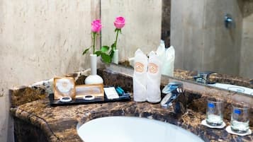 Twin Room | Bathroom | Shower, towels, soap, shampoo