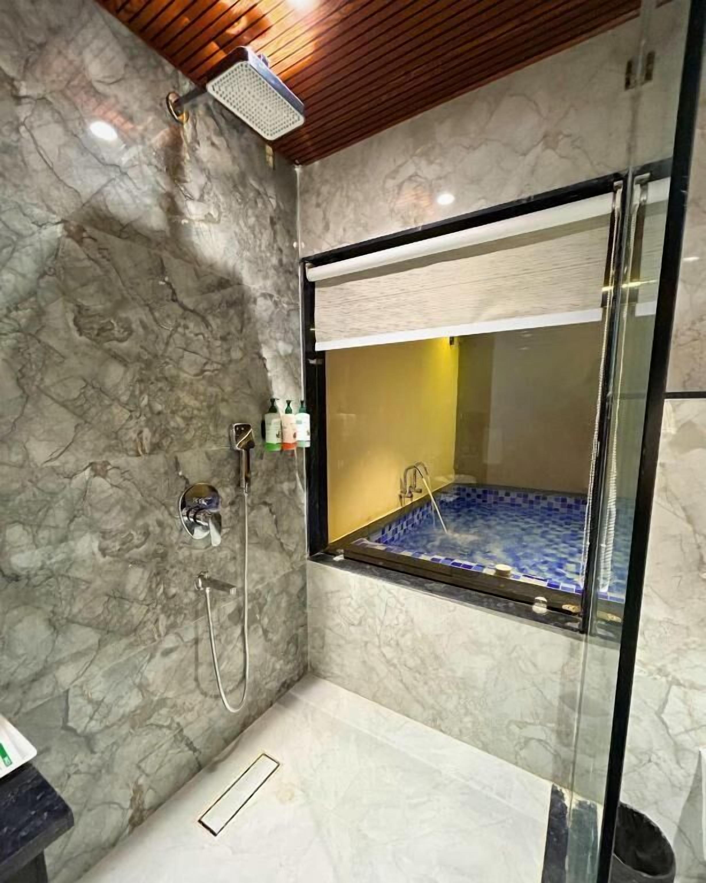 Suite | Bathroom | Free toiletries, towels, toilet paper