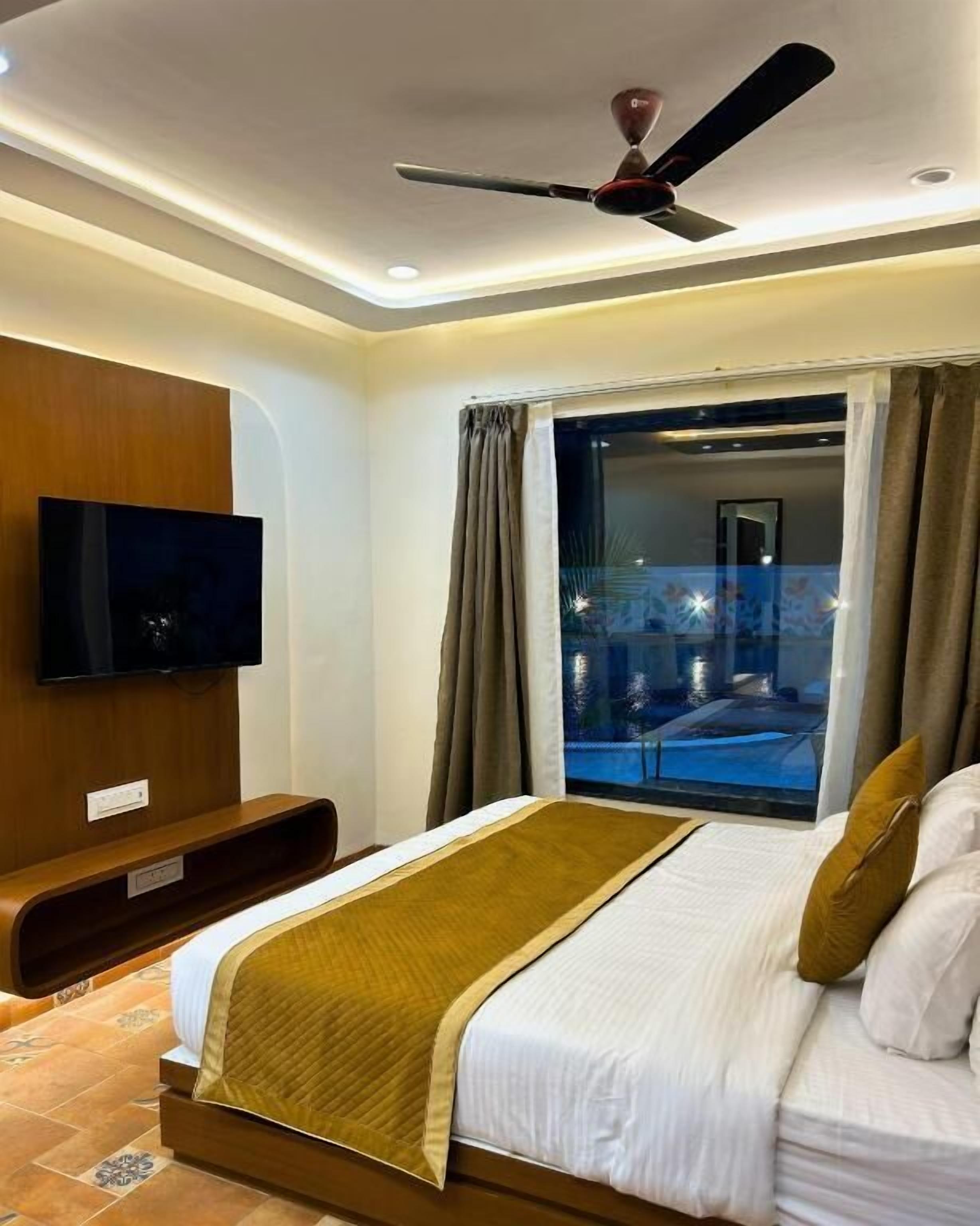 Luxury Studio, Pool View
