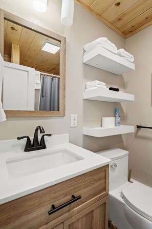 Bathroom - Modern Mqt Getaway  Full Kitchen + Walk + Laundry (Marquette)