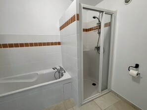Dusj, h årføner og håndklær