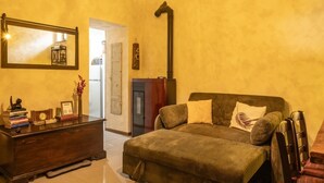 Quarto com cama, penteadeira e espelho.