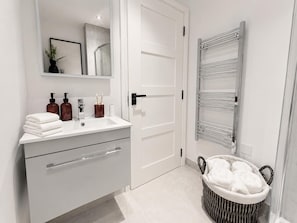 Bathroom - The Olive Press - Luxury 1-Bed Apartment (Chester)