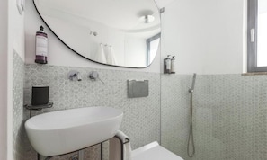 ヘアドライヤー、タオル、石鹸、トイレットペーパー