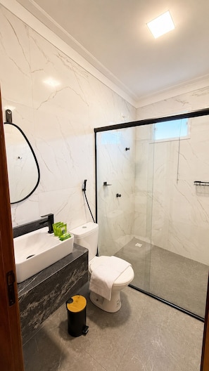 Driepersoonskamer | Badkamer | Een douche, gratis toiletartikelen, handdoeken, zeep