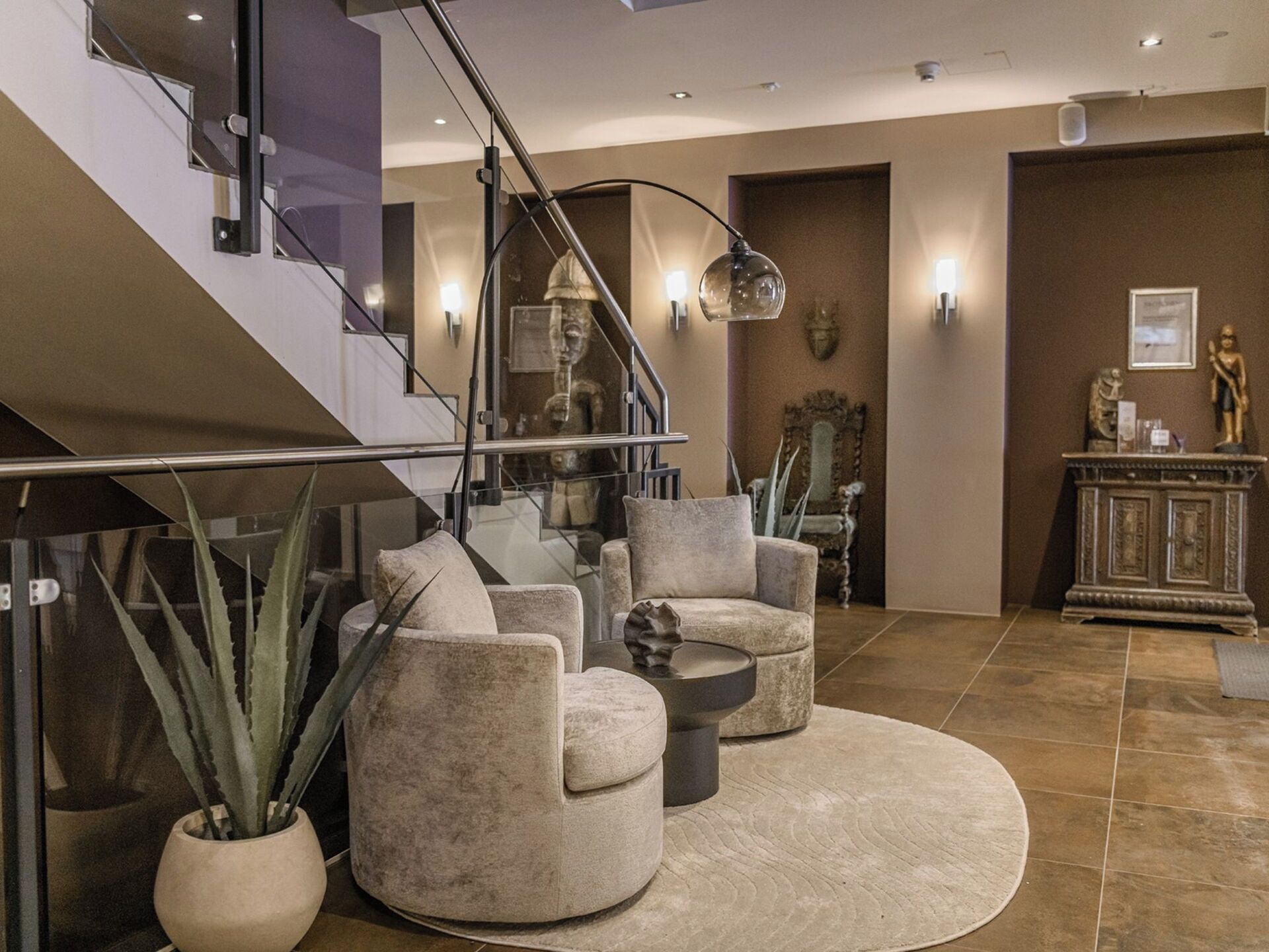 Un intérieur moderne agrémenté d’un escalier, d’un espace salon et d’éléments décoratifs.