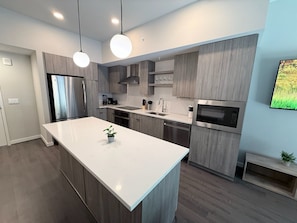 Coffee/tea maker, fridge, microwave, oven - Modern Apt Near DC & Metro | Pool & Gym (Arlington)