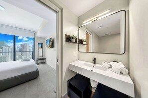 Iron/ironing board, WiFi, bed sheets - Walk to FIFA Fan Fest - 1BR plus Den - Rooftop Pool (Miami)