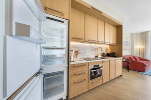 Wasserkocher mit Kaffee-/Teezubehör, Kühlschrank, Mikrowelle, Ofen