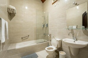 Tina con regadera, amenidades de baño gratuitas, secadora de cabello 
