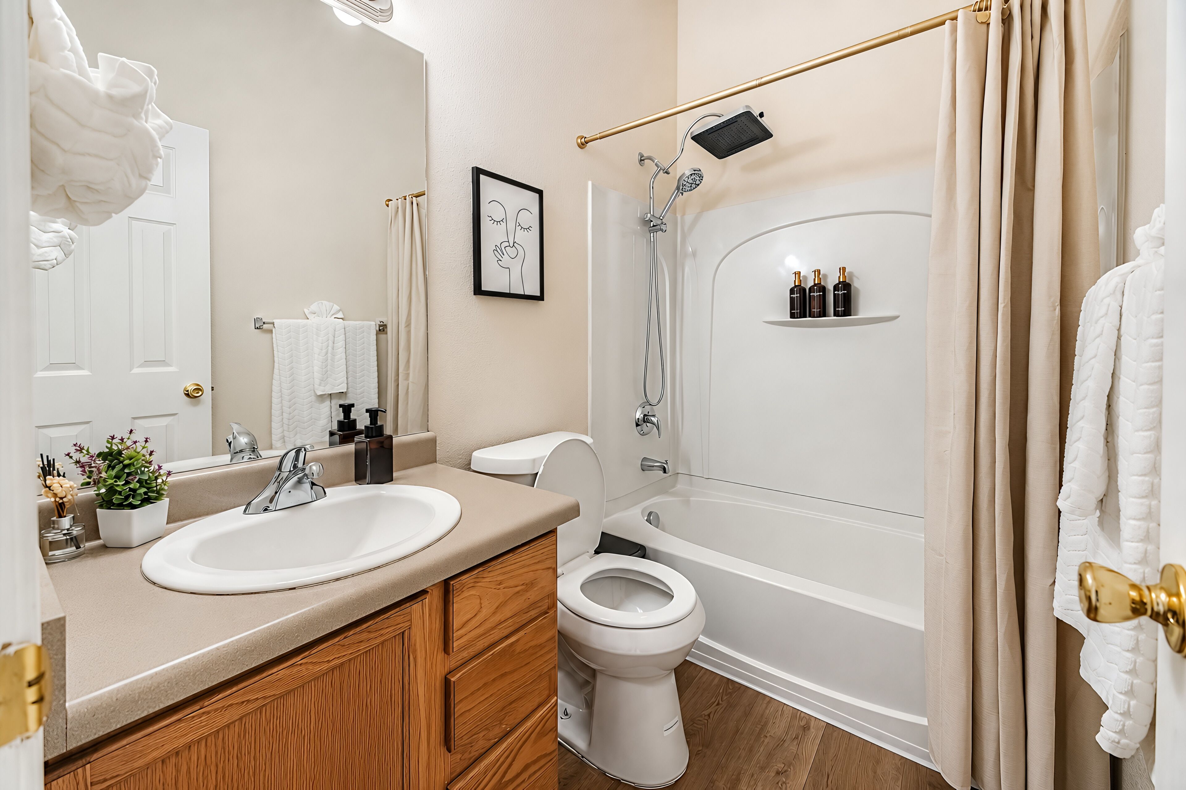Une salle de bain avec un lavabo, des toilettes et une baignoire.