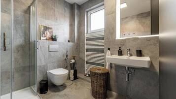 Doccia, asciugacapelli, asciugamani, sapone