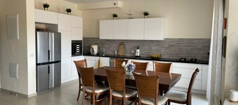 Spacious 4-bedroom apartment in enchanting Jerusalem with a view