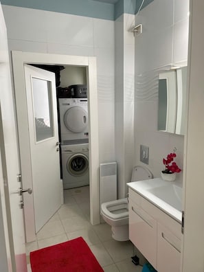 Dusche, Haartrockner, Handtücher, Seife