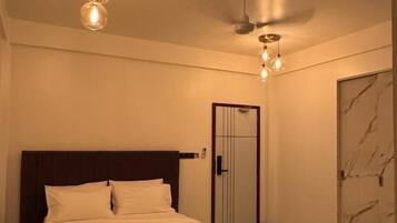 Chambre Double, balcon, vue ville | Fer et planche à repasser, Wi-Fi gratuit