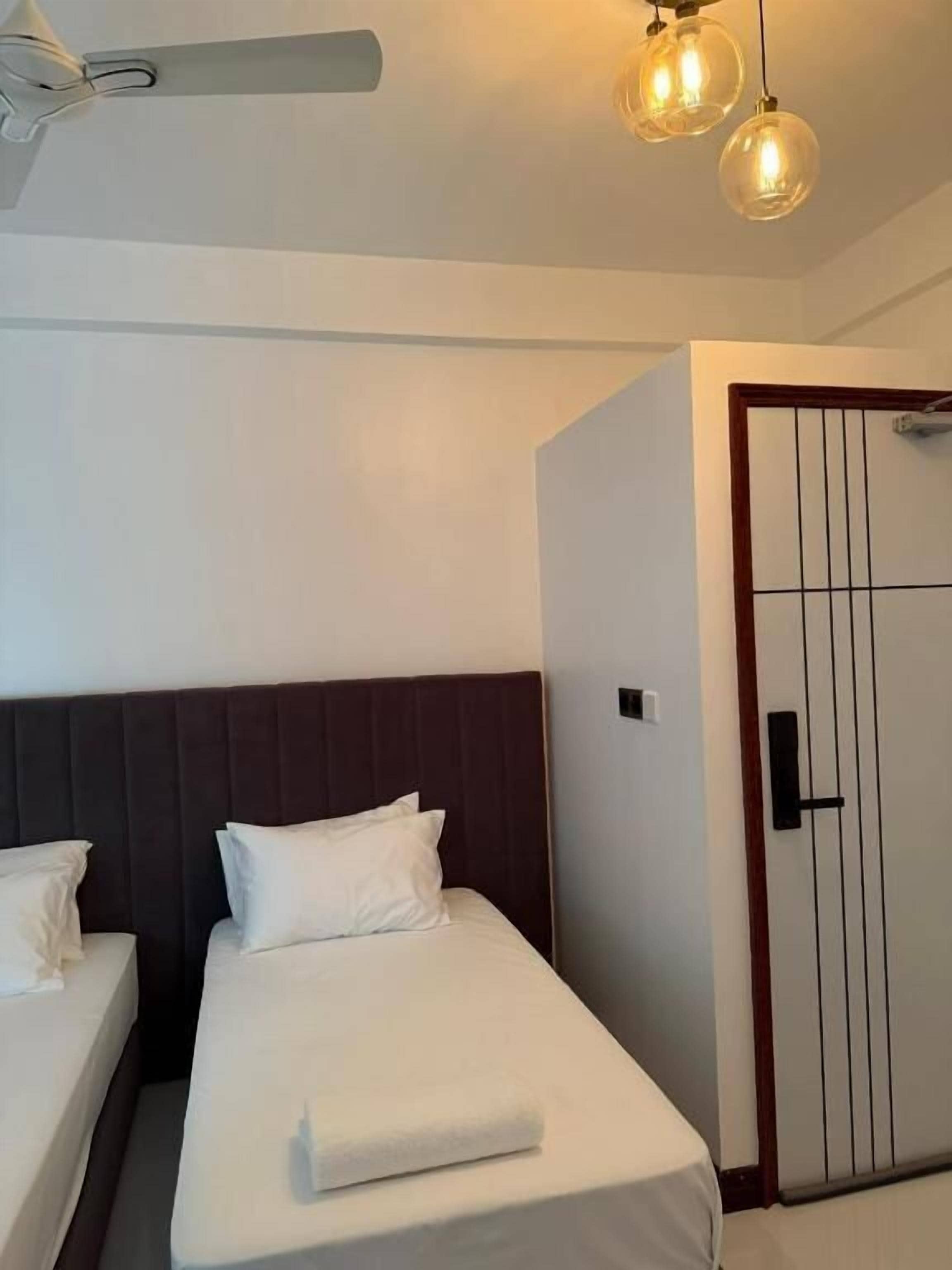 Phòng 2 giường đơn Deluxe, ban công, quang cảnh thành phố | Bàn ủi/dụng cụ ủi quần áo, truy cập Internet không dây miễn phí 