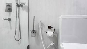 Chambre Double, balcon, vue ville | Salle de bain | Articles de toilette gratuits, sèche-cheveux, serviettes fournies, savon