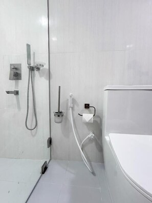 Double Room, Balcony, City View | Bathroom | Free toiletries, hair dryer, soap, toilet paper - Bonthi Grand (Gemanafushi)
