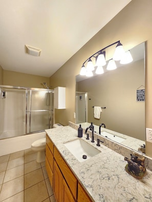 Bathroom - Casa Lago Retreat (Topton)