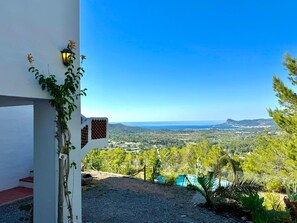 Un bâtiment blanc offrant une vue sur un paysage côtier.
