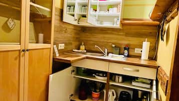 Kühlschrank, Herdplatte, Wasserkocher mit Kaffee-/Teezubehör