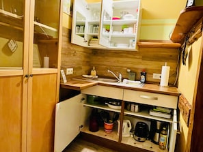 Fridge, stovetop, coffee/tea maker, electric kettle