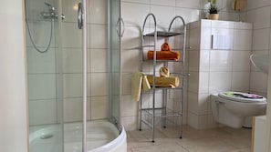 Bathroom - Goldener Anker, Maisonette Apartment with Balcony (Rheinsberg)