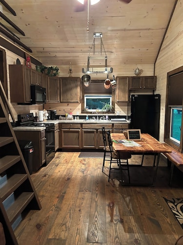 Rustic 1 bedroom/1 bath home w/loft that sleeps 8. Near Shawnee National Forest