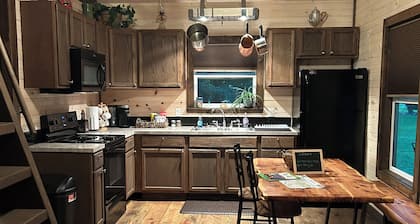 Rustic 1 bedroom/1 bath home w/loft that sleeps 8. Near Shawnee National Forest