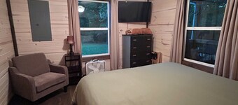 Rustic 1 bedroom/1 bath home w/loft that sleeps 8. Near Shawnee National Forest