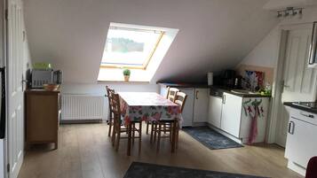 Coffee/tea maker, fridge, oven, stovetop