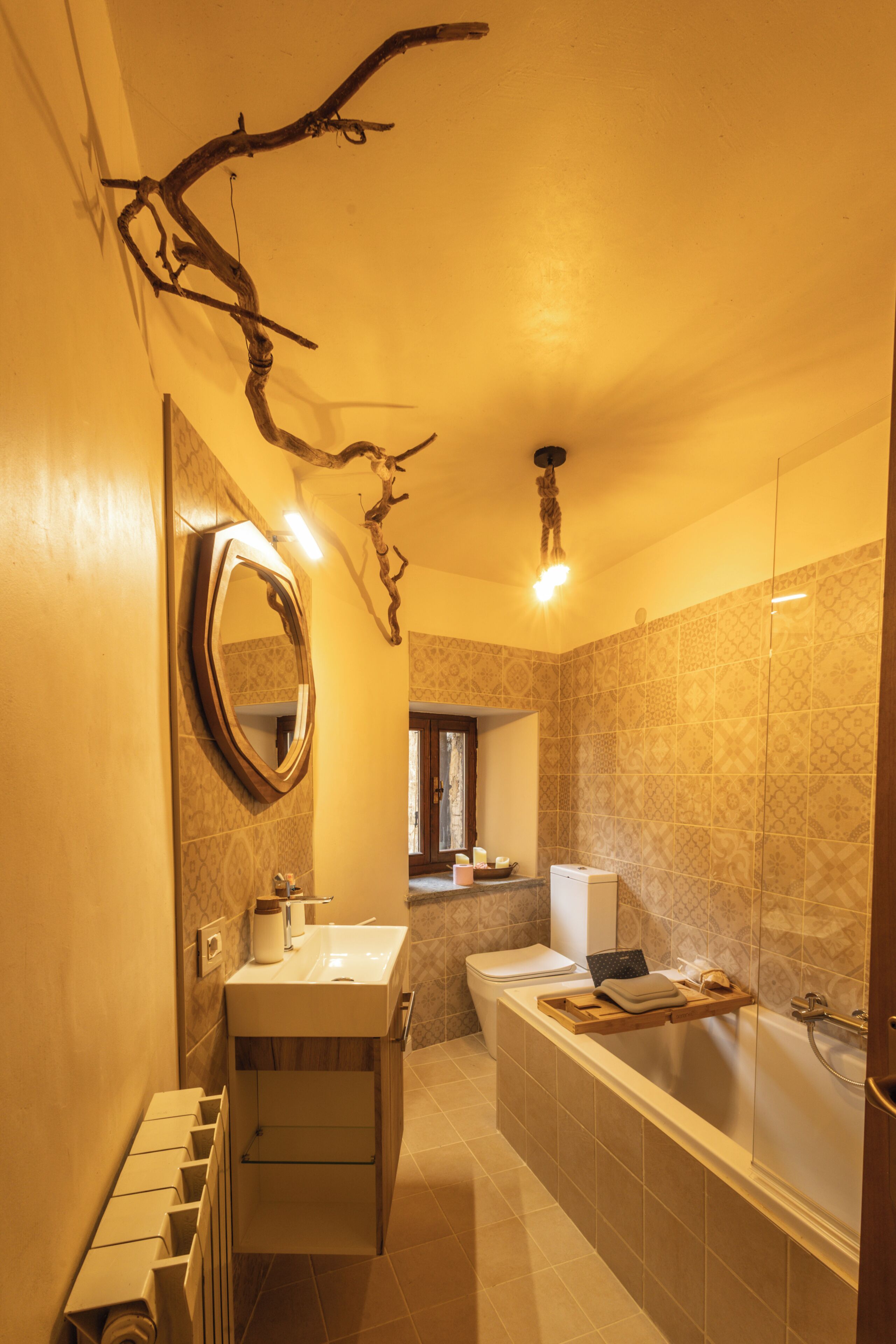 Ein Badezimmer mit Badewanne, Toilette, Waschbecken und Spiegel.