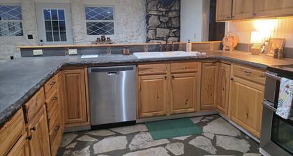 Charming 3-bedroom cottage in Bolivar with cool AC breeze