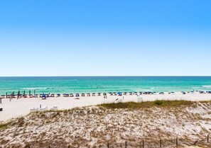 Ein Strand mit Sand, Dünen und dem Meer.