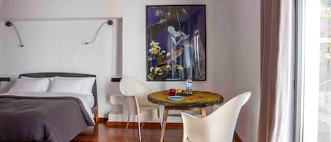 Tabla de planchar con plancha, wifi y ropa de cama