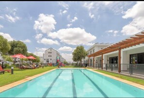 Una piscina al aire libre