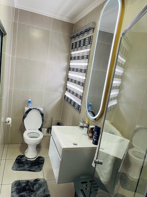 Shower, hair dryer, towels, soap - Lovely 2-bedroom apartment in peaceful Greenstone hill neighborhood, (Lethabong)