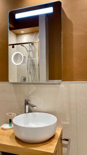 Kamar Deluks | Kamar mandi | Shower, pengering rambut, handuk, dan tisu toilet