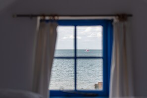 A window with a view of the sea and a boat. - The Cottage, Whitstable (Whitstable)