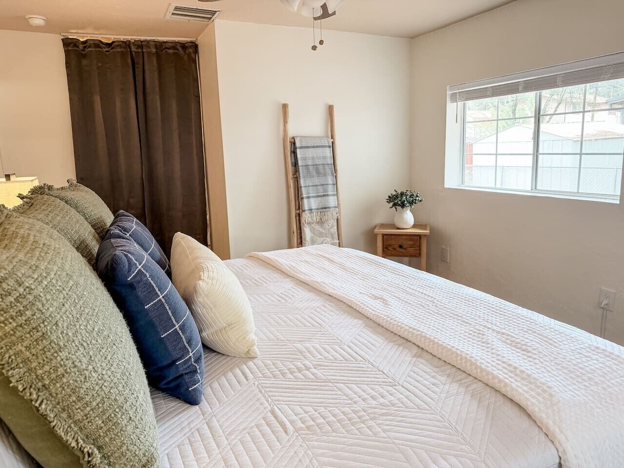 Desk, iron/ironing board, WiFi, bed sheets