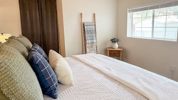 Desk, iron/ironing board, WiFi, bed sheets