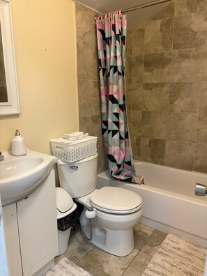Shower, hair dryer, towels, soap - Cozy Niagara Falls Getaway | Entire Home Near Clifton Hill & The Falls (Niagara Falls)