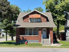 Exterior - Cozy Niagara Falls Getaway | Entire Home Near Clifton Hill & The Falls (Niagara Falls)