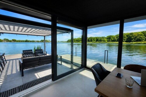 Komfortables Haus am Wasser mit Whirlpool